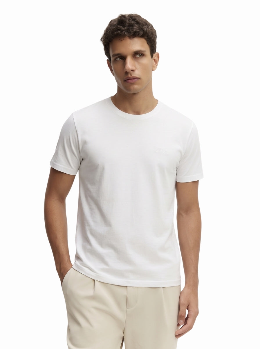 Homem vestindo camiseta branca masculina de algodão peruano Pima