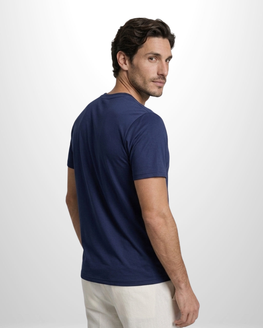 Camiseta Ziol Pima SilkTouch Marinho masculina em algodão peruano Pima, vestida pelo modelo, foto 3