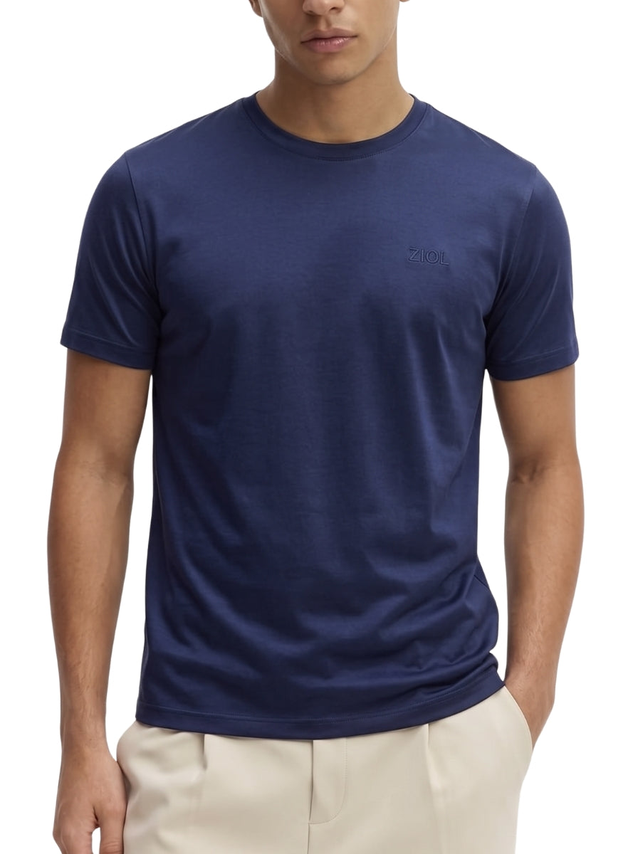 Camiseta Ziol Pima SilkTouch Marinho masculina em algodão peruano Pima, vestida pelo modelo, foto 2