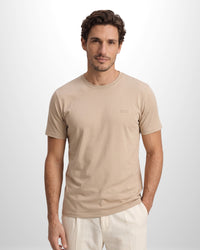 Camiseta Ziol Pima SilkTouch Taupe masculina em algodão peruano Pima, vestida pelo modelo, foto 1