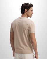 Camiseta Ziol Pima SilkTouch Taupe masculina em algodão peruano Pima, vestida pelo modelo, foto 2