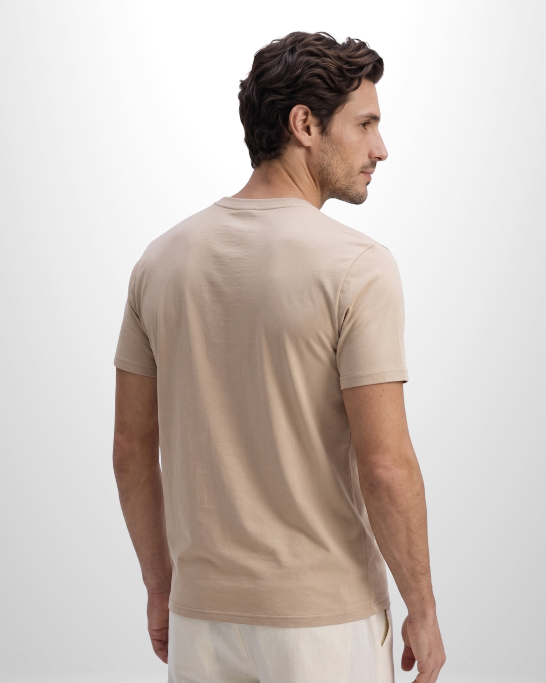 Camiseta Ziol Pima SilkTouch Taupe masculina em algodão peruano Pima, vestida pelo modelo, foto 2