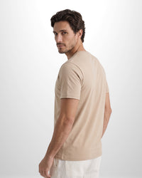 Camiseta Ziol Pima SilkTouch Taupe masculina em algodão peruano Pima, vestida pelo modelo, foto 4