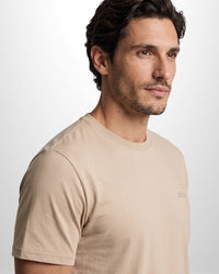 Camiseta Ziol Pima SilkTouch Taupe masculina em algodão peruano Pima, vestida pelo modelo, foto 3