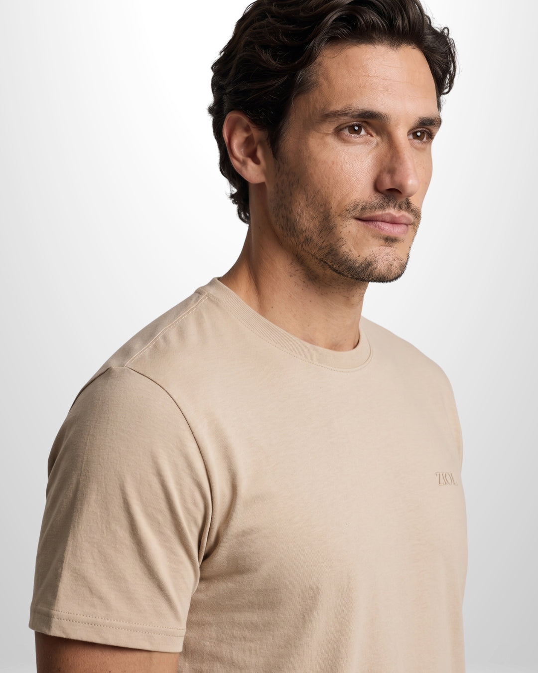 Camiseta Ziol Pima SilkTouch Taupe masculina em algodão peruano Pima, vestida pelo modelo, foto 3