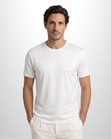 Camiseta Ziol Pima SilkTouch Branco masculina em algodão peruano Pima, vestida pelo modelo, foto 1