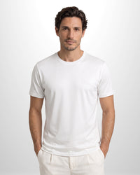 Camiseta Ziol Pima SilkTouch Branco masculina em algodão peruano Pima, vestida pelo modelo, foto 1