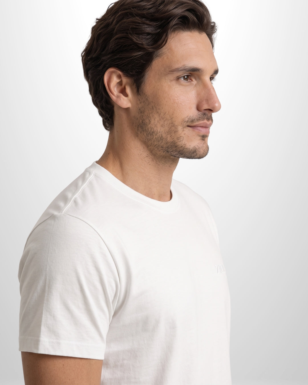 Camiseta Ziol Pima SilkTouch Branco masculina em algodão peruano Pima, vestida pelo modelo, foto 2