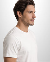Camiseta Ziol Pima SilkTouch Branco masculina em algodão peruano Pima, vestida pelo modelo, foto 2