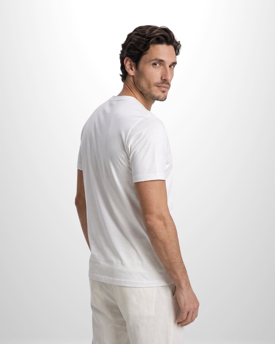 Camiseta Ziol Pima SilkTouch Branco masculina em algodão peruano Pima, vestida pelo modelo, foto 3