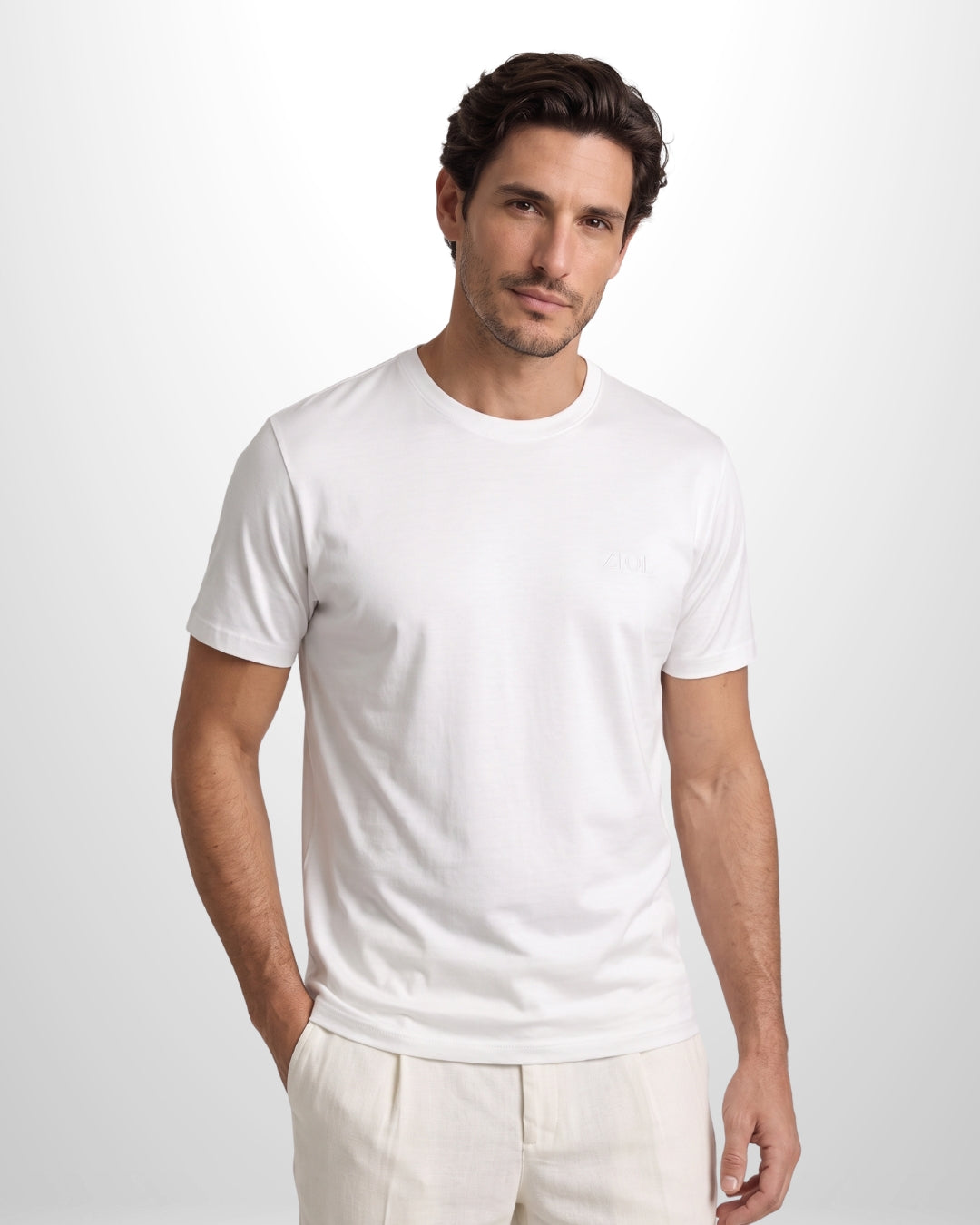 Camiseta Ziol Pima SilkTouch Branco masculina em algodão peruano Pima, vestida pelo modelo, foto 4