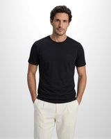 Camiseta Ziol Pima SilkTouch Preto masculina em algodão peruano Pima, vestida pelo modelo, foto 1