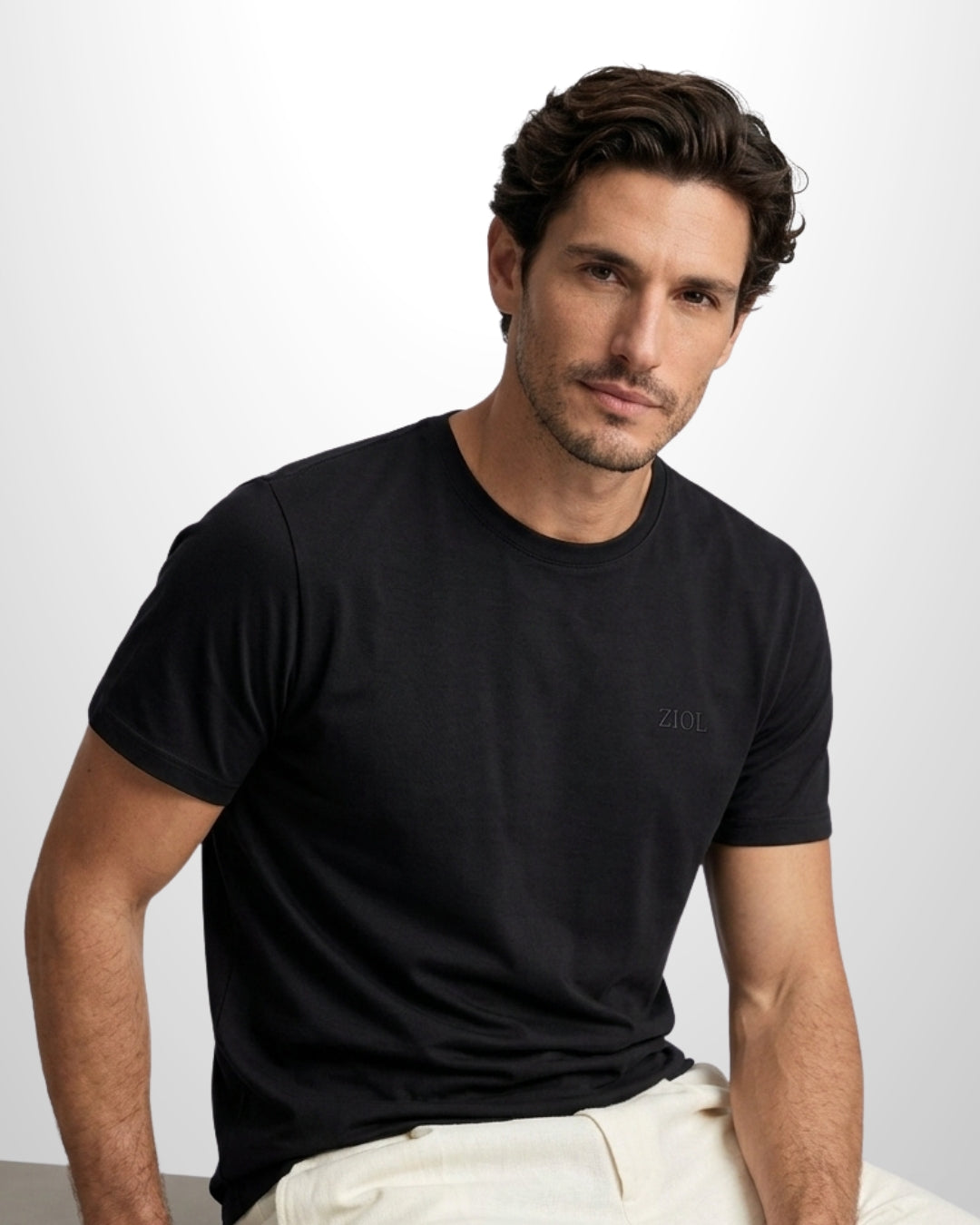 Camiseta Ziol Pima SilkTouch Preto masculina em algodão peruano Pima, vestida pelo modelo, foto 2
