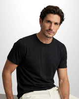 Camiseta Ziol Pima SilkTouch Preto masculina em algodão peruano Pima, vestida pelo modelo, foto 2