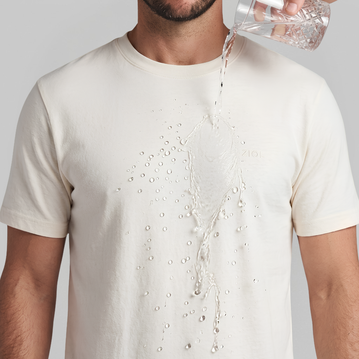 Camiseta com tecnologia anti-respingo repelindo gotas de água