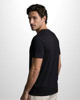 Camiseta Ziol Pima SilkTouch Preto masculina em algodão peruano Pima, vestida pelo modelo, foto 3