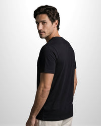 Camiseta Ziol Pima SilkTouch Preto masculina em algodão peruano Pima, vestida pelo modelo, foto 3