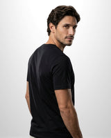 Camiseta Ziol Pima SilkTouch Preto masculina em algodão peruano Pima, vestida pelo modelo, foto 4
