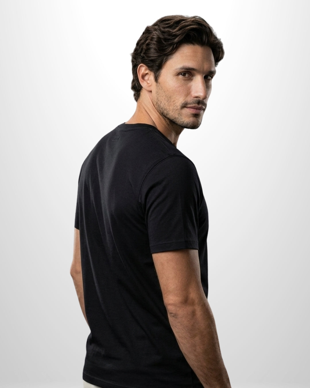 Camiseta Ziol Pima SilkTouch Preto masculina em algodão peruano Pima, vestida pelo modelo, foto 4