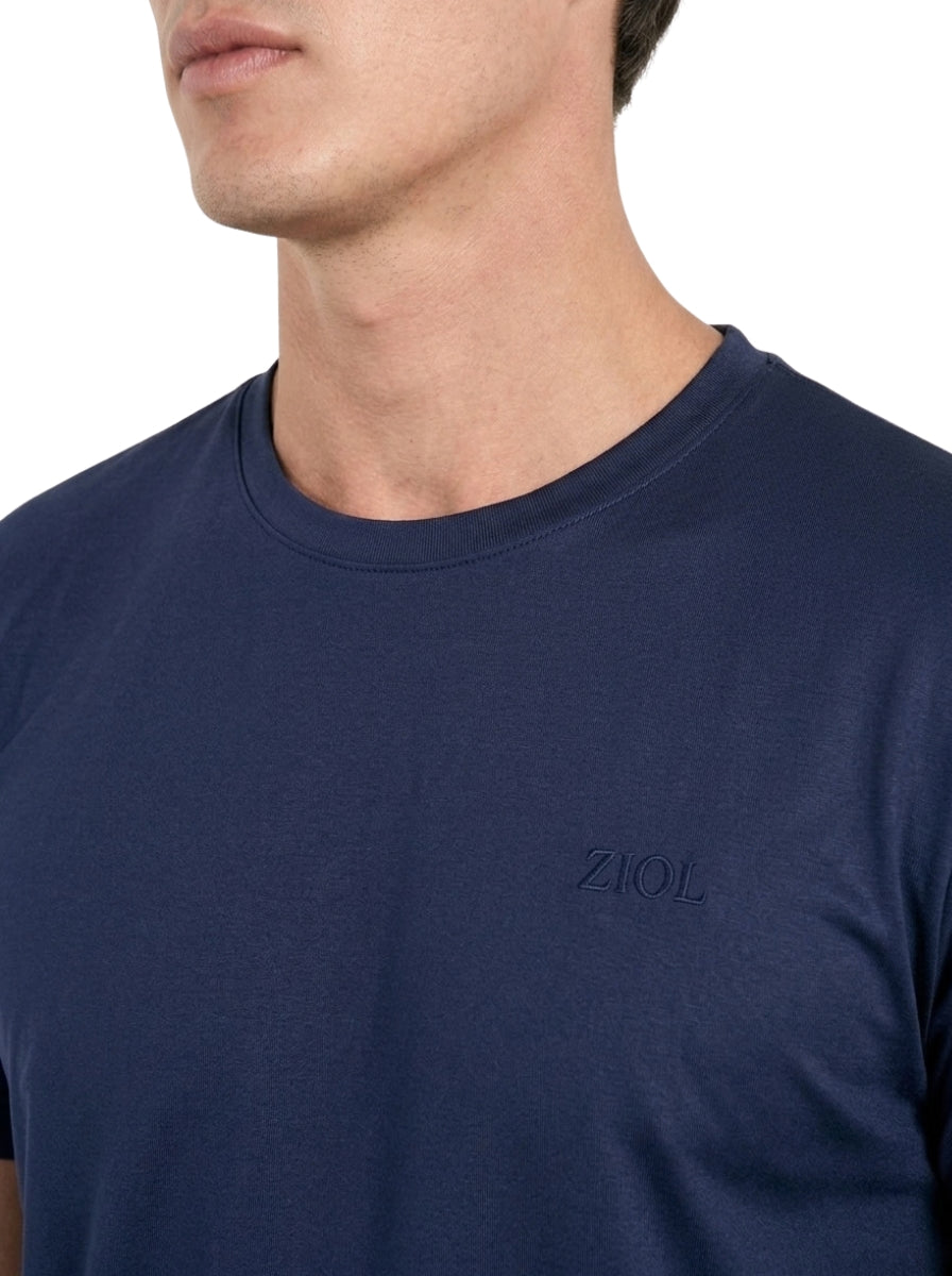 Camiseta Ziol Pima SilkTouch Marinho masculina em algodão peruano Pima, vestida pelo modelo, foto 3