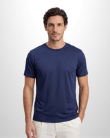 Camiseta Ziol Pima SilkTouch Marinho masculina em algodão peruano Pima, vestida pelo modelo, foto 1