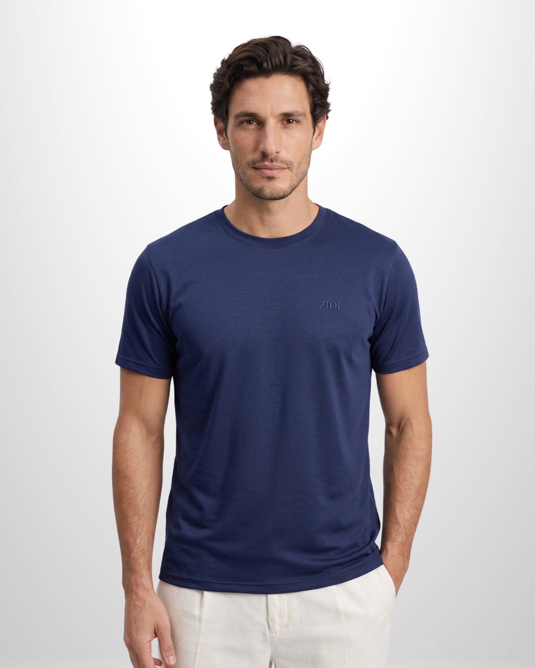 Camiseta Ziol Pima SilkTouch Marinho masculina em algodão peruano Pima, vestida pelo modelo, foto 1