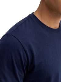 Camiseta Ziol Pima SilkTouch Marinho masculina em algodão peruano Pima, vestida pelo modelo, foto 4
