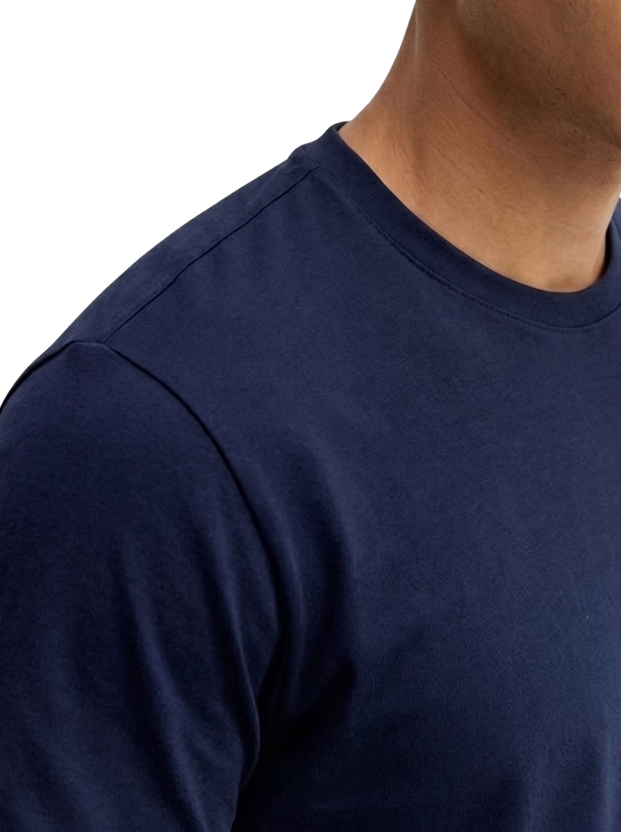 Camiseta Ziol Pima SilkTouch Marinho masculina em algodão peruano Pima, vestida pelo modelo, foto 4