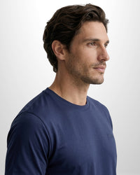 Camiseta Ziol Pima SilkTouch Marinho masculina em algodão peruano Pima, vestida pelo modelo, foto 4