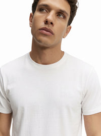 Camiseta Ziol Pima SilkTouch Branco masculina em algodão peruano Pima, vestida pelo modelo, foto 2