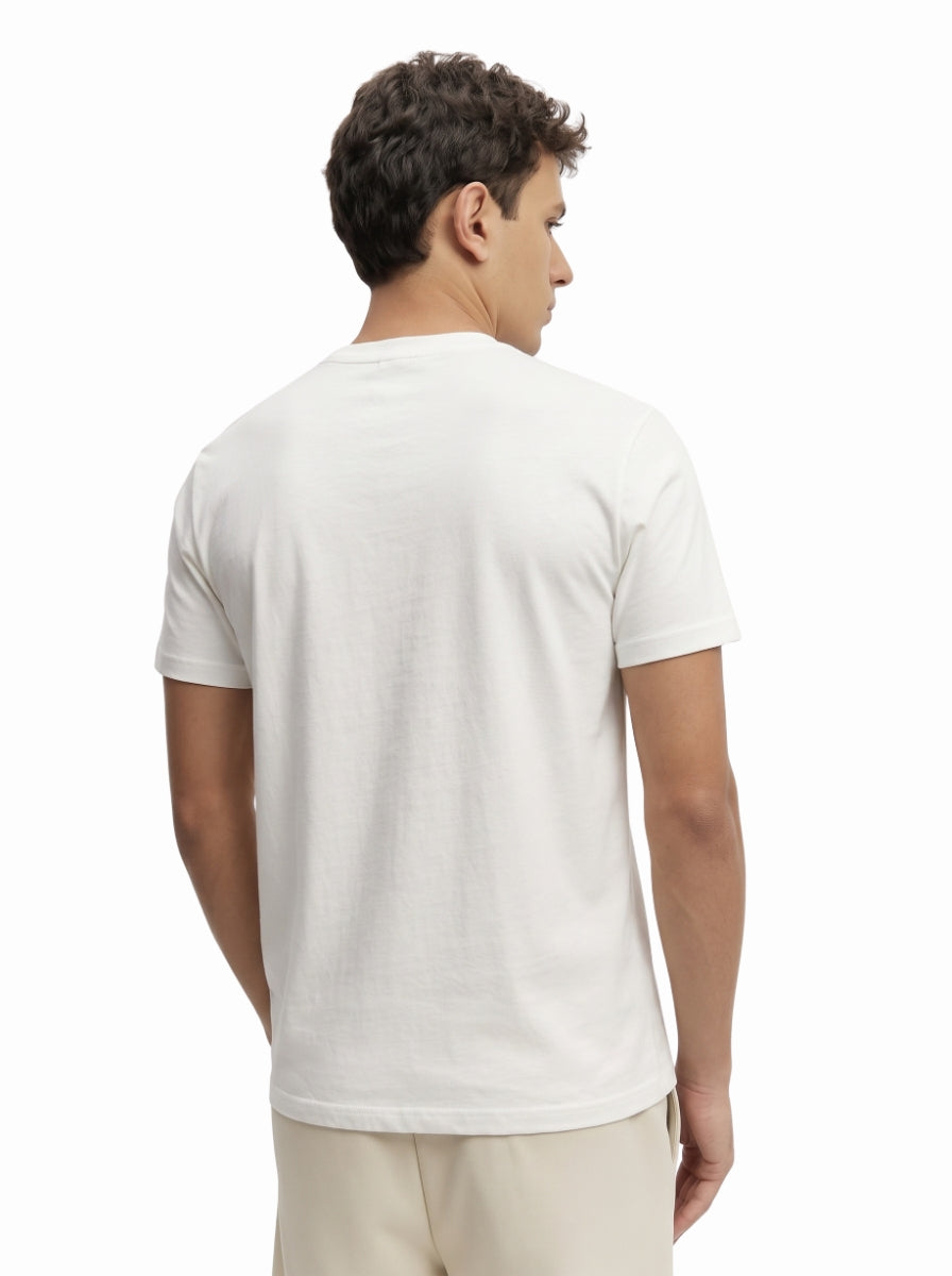 Camiseta Ziol Pima SilkTouch Branco masculina em algodão peruano Pima, vestida pelo modelo, foto 3