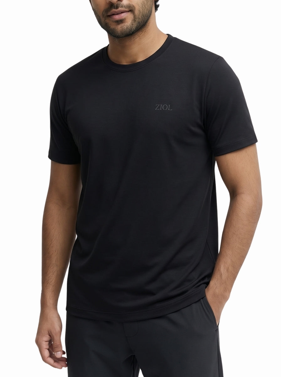 Camiseta Ziol Pima SilkTouch Preto masculina em algodão peruano Pima, vestida pelo modelo, foto 2