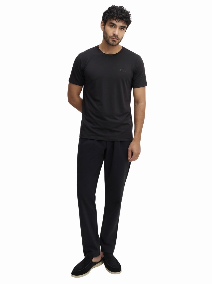 Camiseta Ziol Pima SilkTouch Preto masculina em algodão peruano Pima, vestida pelo modelo, foto 3