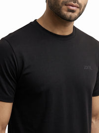 Camiseta Ziol Pima SilkTouch Preto masculina em algodão peruano Pima, vestida pelo modelo, foto 4