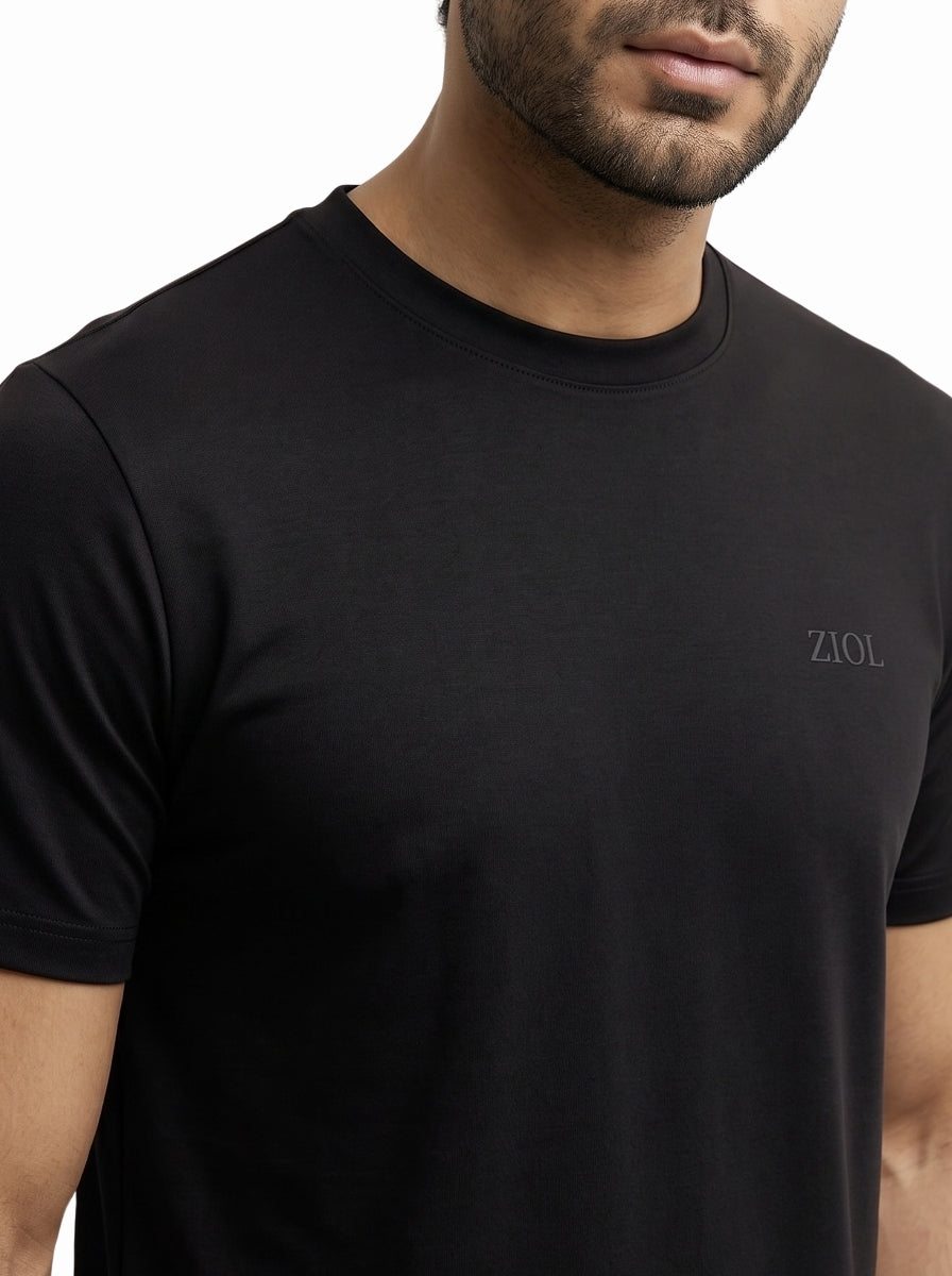 Camiseta Ziol Pima SilkTouch Preto masculina em algodão peruano Pima, vestida pelo modelo, foto 4