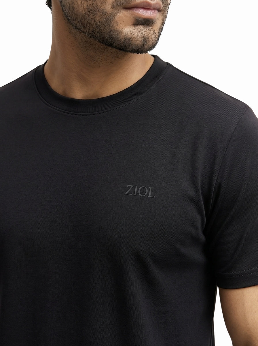 Camiseta Ziol Pima SilkTouch Preto masculina em algodão peruano Pima, vestida pelo modelo, foto 5
