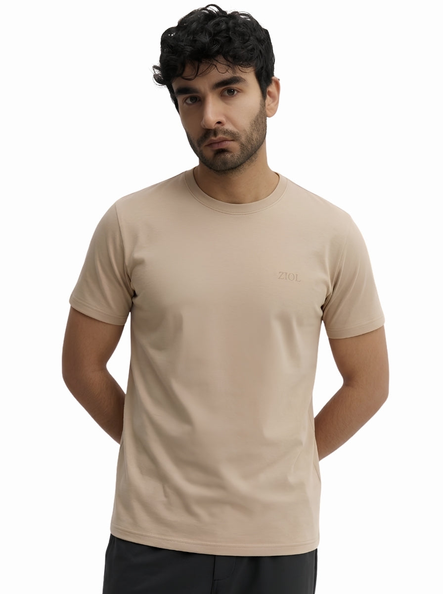 Camiseta Ziol Pima SilkTouch Taupe masculina em algodão peruano Pima, vestida pelo modelo, foto 1