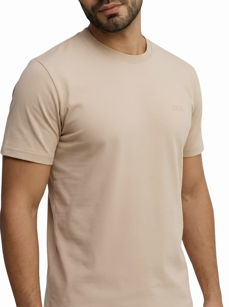 Camiseta Ziol Pima SilkTouch Taupe masculina em algodão peruano Pima, vestida pelo modelo, foto 2