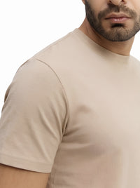 Camiseta Ziol Pima SilkTouch Taupe masculina em algodão peruano Pima, vestida pelo modelo, foto 3