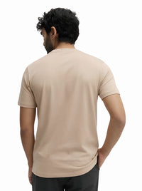 Camiseta Ziol Pima SilkTouch Taupe masculina em algodão peruano Pima, vestida pelo modelo, foto 4