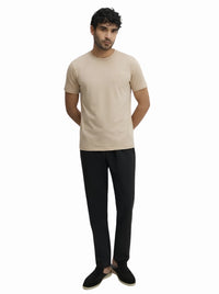 Camiseta Ziol Pima SilkTouch Taupe masculina em algodão peruano Pima, vestida pelo modelo, foto 5