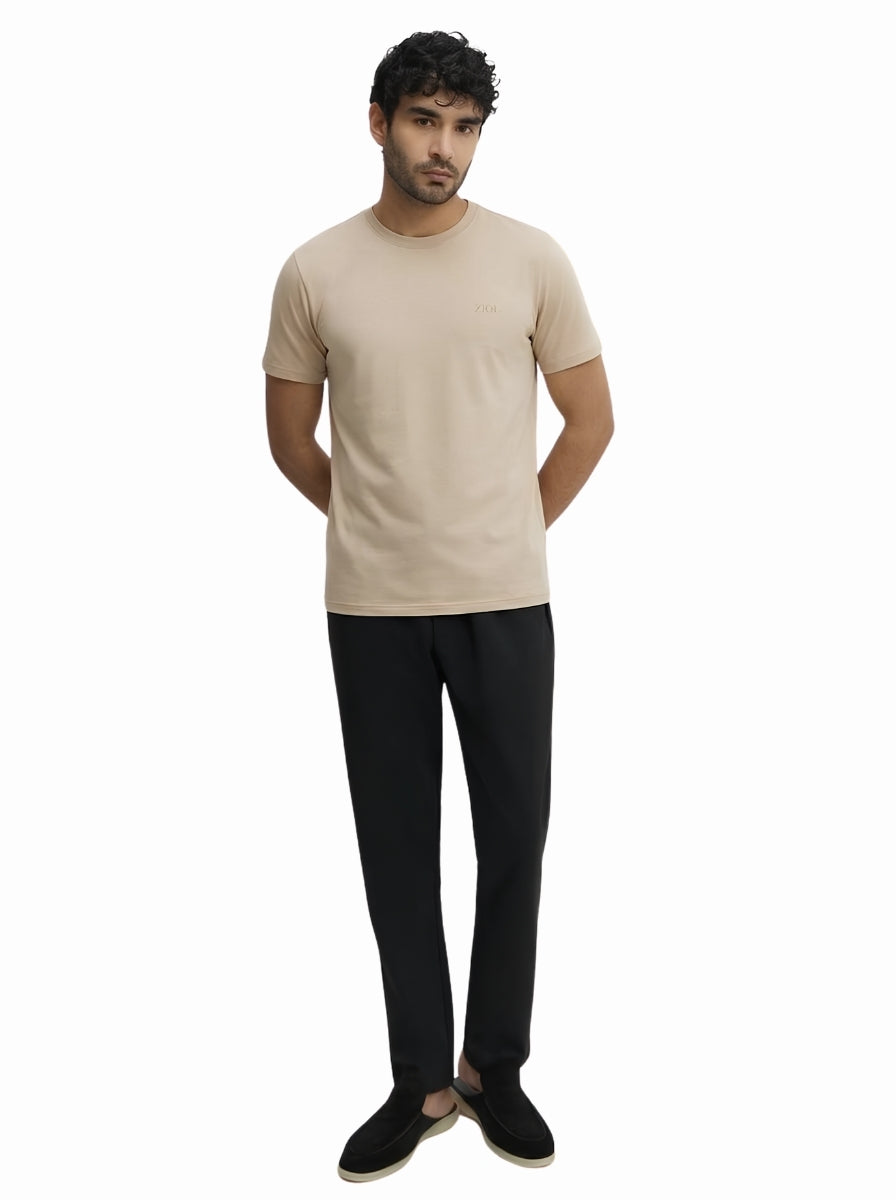 Camiseta Ziol Pima SilkTouch Taupe masculina em algodão peruano Pima, vestida pelo modelo, foto 5