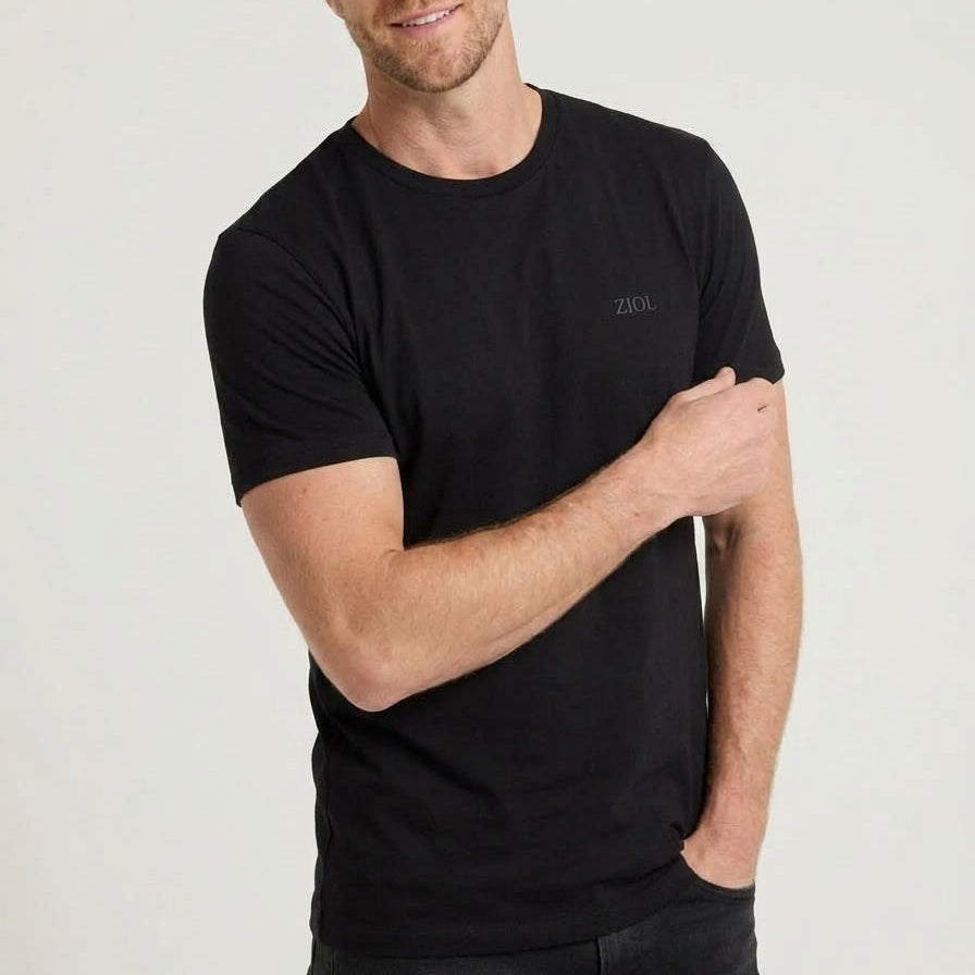 Homem com camiseta lisa premium em look masculino natural e sem esforço